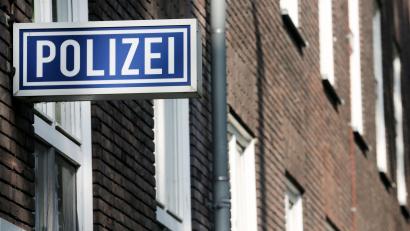Bild: Roland Weihrauch/dpa/Symbolbild
Ein Schild mit der Aufschrift „Polizei“ hängt an einem Polizeipräsidium.
