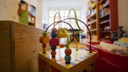 Symbolbild: Christoph Soeder/dpa
Spielzeug liegt in einer Kita. In den bayerischen Kitas herrscht akute Personalnot.