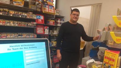 Bild: Kosarew
Sascha Eigner hat vor eineinhalb Jahren die Lotto-Annahmestelle im Amberger Real-Markt übernommen.