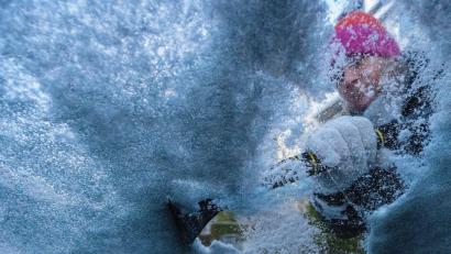 Bild: Stefan Puchner/dpa
Eine Frau befreit am frühen Morgen ein Auto von Schnee und Eis.