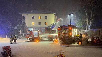 Bild: Fricke/NEWS5/dpa
Die Feuerwehr bekämpft den Brand in einer Asylbewerberunterkunft im oberfränkischen Selb.