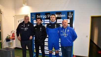 Bild: Nachtigall/exb
Erfolgsmeldung nach dem Sieg gegen Roding: SpVgg-SV-Vorsitzender Michael Kurz (rechts) und Sportdirektor Rüdiger Hügel (links) freuen sich, dass Igli Cami (Zweiter von links) und Maurico Göhlert länger am Wasserwerk bleiben.
