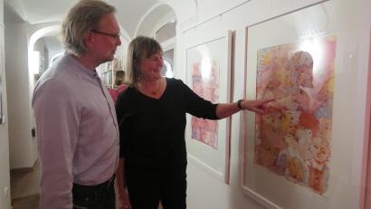 Bild: jzk
Susanne Vonhoff erklärt ihrem Künstlerkollegen Bernhard Dagner eines der 30 Exponate in der Ausstellung.