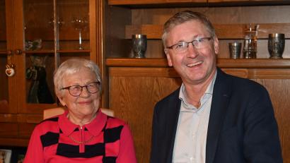 Bild: gf
Katharina Götz freute sich über den Besuch von Franz Badura, natürlich auch über einige Euro Amberger Stadtgeld, das ihr der Bürgermeister überreichte.