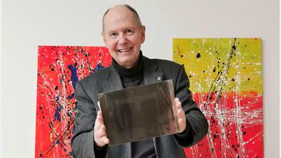 Bild: Portner
Siegfried Rossmann ist im Besitz mehrerer Kartons mit historischen Glasnegativen von Opa Josef Geist. Die Fotoplatten zeigen alte Schönseer Ansichten und auch die Familiengeschichte der Kaufmannsfamilie.