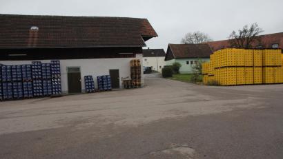 Bild: frd
Das Lagergebäude der Schlossbrauerei Fuchsberg (links) soll abgerissen und durch ein nach rechts, über die derzeitige Einfahrt hinweg vergrößertes Gebäude ersetzt werden. Die Einfahrt wird nach rechts verlegt und die jetzt noch im Freien gelagerten Kästen/Flaschen können dann im neuen Gebäude gelagert werden.