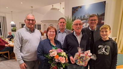 Bild: pop
Manfred Schindler, hier mit Lebensgefährtin Andrea und dem ältesten Enkel Leon (vorn), dankten die drei Bürgermeister Martin Bauer, Mathias Huger und Peter Braun (hinten, von links).