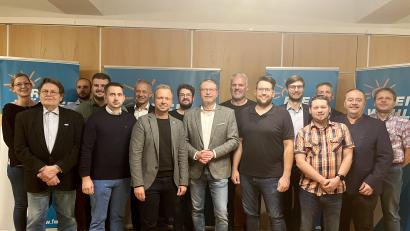 Bild: Hans-Martin Schertl
Nach den Neuwahlen gab's das Gruppenfoto mit (von links): Lisa Dotzler (Beisitzerin), Günther Frieser (Kassier), Maximilian Pech (Beisitzer), Christoph Ziegler (Beisitzer), Manuel Plößner (Beisitzer), Thorsten Grädler (Pressesprecher), MdL Bernhard Heinisch, Alexander Pömsl (Schriftführer), Hans Martin Grötsch (Kreisvorsitzender), Thomas Wagner (stellvertretender Kreisvorsitzender), Stefan Kroher (stellvertretender Kreisvorsitzender), Christopher Würz (Beisitzer), Manuel Kempa (Kassenprüfer), Albert Geitner (stellvertretender Kreisvorsitzender), Peter Dotzler (stellvertretender Kreisvorsitzender) und Georg Finster (Delegierter)