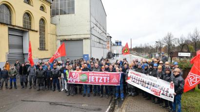 Bild: Petra Hartl
Unter dem Motto „Brückenstrompreis jetzt!“ ruft die IG Metall Amberg zur betrieblichen Aktionen bei der Luitpoldhütte auf, um die Bundesregierung zum Handeln zu bewegen.