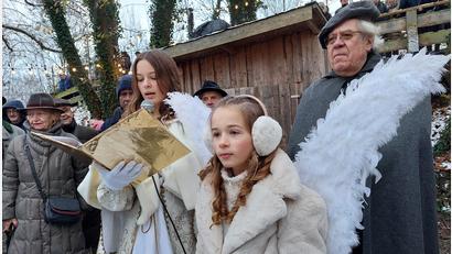Bild: jua
Zusammen mit Christkind Luca-Anna und Engelchen Seraphina eröffnet der Schlossherr, Burkhard Graf Beissel von Gymnich, den Weihnachtsmarkt.