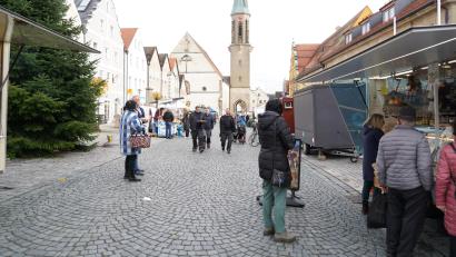 Bild: kaz
In Kemnath fand am Donnerstag der letzte Wochenmarkt in diesem Jahr statt. Die Stimmung bei den Fieranten ist gut. Sie wollen nächstes Jahr wiederkommen.