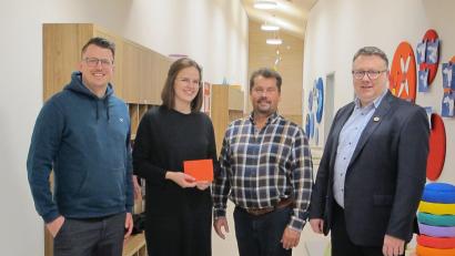 Bild: Volker Jung/exb
Die Hahnbacher SPD-Fraktion spendet für das BRK-Kinderhaus Blumenwiese (von links): Tobias Christau, Einrichtungsleiterin Patricia Kemmeter, Fraktionssprecher Volker Jung und Daniel Weidner.