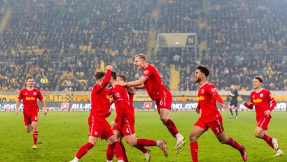 Bild: Sascha Janne
Die Kicker des SSV Jahn jubeln über den späten Sieg in Dresden.