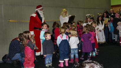 Archivbild: L. Ehras
So wird es auch heuer wieder: Die Kinder des Kinderhauses beteiligen sich mit Gesang und Gedichten, Nikolaus und Christkind ergänzen den Vortrag.
