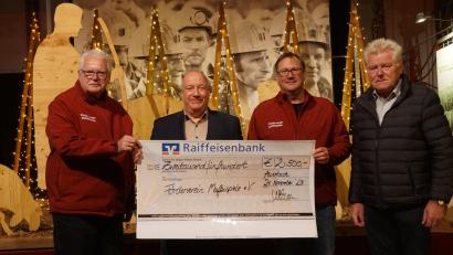 Bild: Förderverein Maffeispiele/exb
Vor adventlich geschmückter Kulisse nehmen die beiden Vorsitzenden des Fördervereins, Michael Grüner (links) und Matthias Regn (Zweiter von rechts), den Scheck von den Raiffeisenbank-Vertretern Frank-Eckhard Kirchhof (Zweiter von links) und Hermann Maul entgegen.