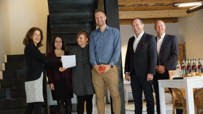 Bild: bkr
Gut Lachen konnten die Preisträger. Ihr Mut wurde mit 6000 Euro honoriert. Von links: Andrea Donder, Eva Kahl, Carolin und Ben Skarupa, Hans-Jörg Schön und Markus Lautner.