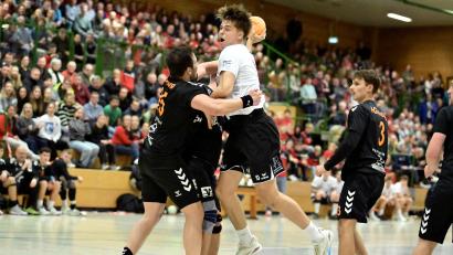 Bild: Hubert Ziegler
Rappelvolle Halle, toller Einsatz: Luca Eichenmüller (weißes Trikot) kann sich in dieser Szene gegen Ahmed Arrak (links) sowie Philipp Lulla und Moritz Graf (von rechts) von der HG Amberg durchsetzen.