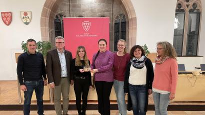 Bild: ge
Das neue Christkind Lotte Weiß (Dritte von links) erhielt seine Krone aus der Hand der Vorgängerin Lucy Strobel (Mitte). Es gratulierten (von links) Bernhard Dobler (Hochofen-Weihnachtsmarkt), Bürgermeister Michael Göth, Nina Mutzbauer (Stadtmarketing), Tanja Weiß (Mutter von Lotte) und Yvonne Rösel (ProSuRo).