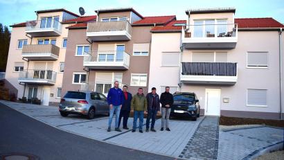 Bild: no
Die drei Bauherren Josef Margraf (Zweiter von rechts), Michael Rädle (links) und Hermann Weiß (Mitte) präsentierten gemeinsam mit Architekt Martin Kunert (rechts) und Illschwangs Bürgermeister Dieter Dehling (Zweiter von links) das erste Mehrfamilienhaus in Illschwang - es besteht aus zehn Wohnungen.