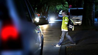 Symbolbild: Signal Iduna/exb
Kinder werden wegen ihrer geringerer Körpergröße häufig erst spät wahrgenommen. Zusätzliche Reflektoren an Jacken, Schuhen und Rucksäcken oder Schulranzen erhöhen die Sicherheit weiter.