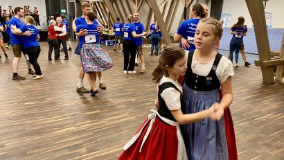 Bild: gri
Immaterielles Kulturerbe Kirwa: In Schloss Theuern wurde das mit einem Festakt und einer Tanzveranstaltung gebührend gefeiert. Zu Gast waren auch die Kinder der Hirschauer Trachtler.
