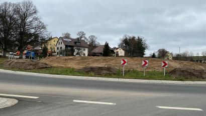 Bild: e
Der Innenbereich des Kreisverkehrs in Axtheid-Berg wird derzeit aufgefüllt, damit die geplanten großen Wappen in der Böschung flächengleich und sichtbar integriert werden können.