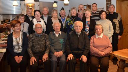 Bild: dob
Es sind die langjährigen und treuen Chormitglieder, die in der Gemeinschaft des Kirchenchors St. Erhard in Roggenstein ein unglaubliches Engagement über Jahrzehnte an den Tag legen. Pfarrer Gerhard Schmidt (vorne, Zweiter von rechts) und Chorleiter Heribert Kett (hinten, rechts) würdigten die Sänger bei einer Feier in der "Zoigl-Lounge" in Obertresenfeld.