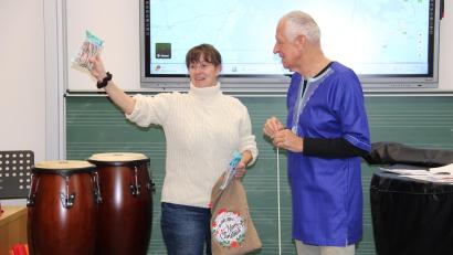 Bild: prh
Oberstudienrätin Christine Schindler (links) packte gemeinsam mit Missionar Pater Stanislas ein Weihnachtssäckchen für Uganda.