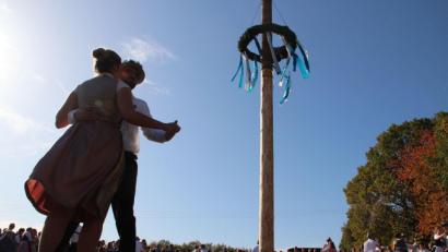 Bild: upl
Die bunten Bänder flattern am Kirwabaum, darunter tanzt ein junges Paar. Hunderte schauen zu: Das ist die Kirwa im Amberg-Sulzbacher Land.