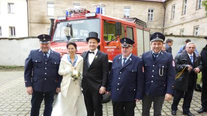 Bild: Willi Kraus/exb
Dem Brautpaar Martin und Julia Janner gratulierte eine Abordnung der Feuerwehr Wetzldorf.