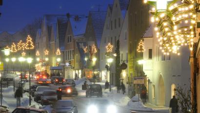 Archivbild: Petra Hartl
Am Freitag, 24. November, fielen in der Sulzbacher Innenstadt zwar schon die ersten Flocken, doch für solche Schneemengen wie auf diesem Archivbild von 2010 reichte es bei Weitem nicht. Doch auch ohne weiße Pracht: Allein in der Sulzbacher Altstadt werden im bevorstehenden Advent an den Deko-Sternen und -Bäumchen zusammengerechnet 2388 LED-Birnen leuchten und vorweihnachtliche Stimmung verbreiten.