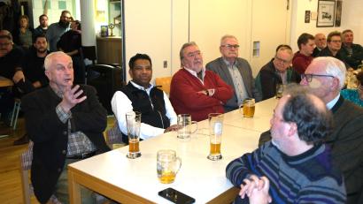 Bild: Hirsch
Der Bau einer Wasser-Versorgungsleitung von den Quellen bei Asbach nach Pfreimd war eines der großen Themen bei der Bürgerversammlung. Altbürgermeister Albert Maier (links) mahnte in der weiteren Diskussion die Stadtverwaltung, auch auf jene Bewohner Rücksicht zu nehmen, „die kein Internet haben“.