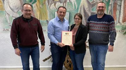 Bild: Josef Glas
Gemeinschaftsvorsitzender Anton Kappl (Zweiter von links) überreicht Monika Zimmerer die Urkunde zum 25-jährigen Dienstjubiläum. Mit dabei stellvertretender Gemeinschaftsvorsitzender Ludwig Gürtler (links) und Geschäftsleiter Johann Peter Wiesent.