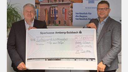 Bild: Evelyn Schorner/exb
Das Versicherungsbüro Schüller und Sohn ist seit vielen Jahren ein treuer Spender für den Hilfsfonds „Hilfe zum Helfen“. In diesem Jahr durfte Landrat Richard Reisinger von Matthias Schüller einen Scheck in Höhe von 1800 Euro entgegennehmen.