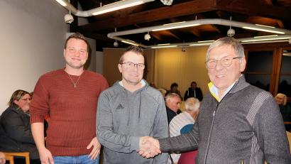 Bild: bsc
Bürgermeister Oskar Schuster (rechts) gratulierte nach der geheimen Wahl zum Ortssprecher von Voitenthan Christian Trießl (Zweiter von rechts) sowie Stellvertreter Konstantin Dostler.