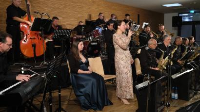 Bild: Hirsch
Swing A Ling Ding: Die Musikerformation um den Bandleader Siegfried Koller lud am Samstagabend zu einem musikalischen Dämmerschoppen in den voll besetzten Konrad-Max-Kunz-Saal der Schwandorfer Oberpfalzhalle ein.