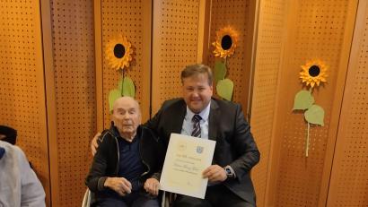 Bild: Nadja Jarosch/exb
Franz (links) Geist feiert 95. Geburtstag, wozu Bürgermeister Stefan Braun gratuliert.