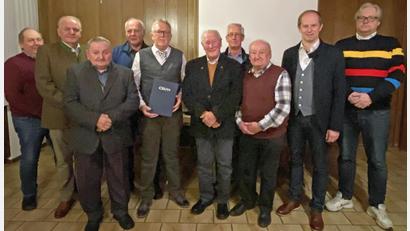 Bild: Weidner/exb
55 Jahre ist Fritz Geitner (Fünfter von rechts) Mitglied in der CSU Wernberg-Köblitz und Alois Meller (rechts daneben) sowie Josef Müller (Dritter von links.) dürfen auf ein halbes Jahrhundert zurückblicken. Die Jubilare können viel über die politische Entwicklung berichten, aber auch so manche Anekdote erzählen.
