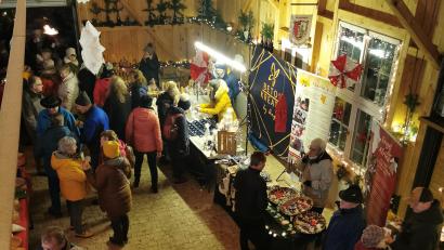 Bild: hzi
Die Besucher der "Haschareither Dorfweihnacht" konnten in der geschmückten Halle in Ruhe durch die Stände stöbern.