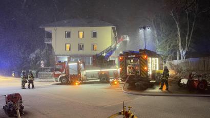 Bild: Fricke/NEWS5/dpa
Im dichten Schneetreiben retteten die Einsatzkräfte der Feuerwehr die Bewohner aus dem total verqualmten Haus.
