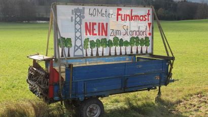 Bild: fks
Zum Thema Funkmast in Reuth herrscht derzeit "Funkstille". Das Protestschild, das einige Bürger aufgestellt haben, steht nach wie vor.