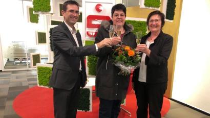 Bild: Hubert Dräxler/exb
Gebietsdirektor Günter Süß und Kundenberaterin Rita Lippert gratulieren Gewinnerin Tina Gietl.