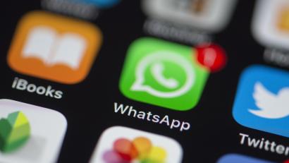 Symbolbild: Silas Stein/dpa
Der Chatdienst WhatsApp macht es in der Corona-Krise noch etwas umständlicher, Nachrichten weiterzuleiten.