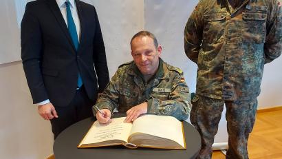 Bild: M. Schmidt/exb
Beim Eintrag ins goldene Buch: Bürgermeister Rudolf Teplitzky, Generalleutnant Harald Gante und Oberstleutnant Ralf Georgi (von links).