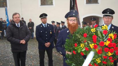 Bild: sm
Anlässlich des Volkstrauertages legt Bürgermeister Gerhard Kellner (links) zusammen mit der Feuerwehr am Kriegerdenkmal einen Kranz nieder. Dieser soll Gedenken, Mahnung und Erinnerung zugleich sein.