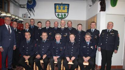 Bild: kro
Staatliche Ehrungen gab es für Feuerwehr-Mitglieder aus den Gemeindegebieten Tirschenreuth und Mähring, die seit 25, 40 und 50 Jahren aktiv sind. Das Bild zeigt die Geehrten mit Bürgermeister Franz Stahl, Kreisbrandrat Christian Gleißner und Kreisbrandinspektor Klaus Schicker (links) sowie Kreisbrandmeister Roland Frank (rechts).