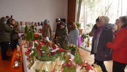 Bild: bk
Renate Groß und Anneliese Kohl hatten wieder für eine bunte Auswahl an Adventssachen gesorgt. Der Erlös des Basars kommt sozialen Zwecken zugute.