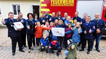 Bild: whü
Die ersten „Feuerfüchse“ sind Max Schmeißner, Laura Wallor und Noah Will (vorne von links), Noah Willberg, Emilia Adelhardt, Nele Bauer, Anna-Lena Schlicht, Emilie Schirmer, Laura Adelhardt, Jule Schmeißner, Magdalena Nickl und Ida Schmeißner (stehend von links) mit dem Kinderfeuerwehrbeauftragten Markus Schirmer (links).