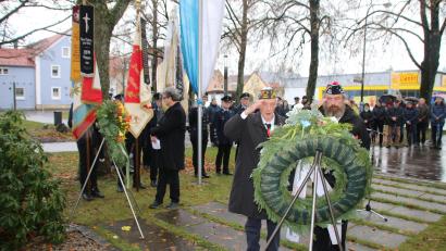 Bild: sne
Vietnamveteran Donald Cannon und Bürgermeister Bernhard Stangl legen Kränze nieder.