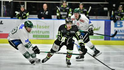 Bild: SignaLight-AP/exb
Der Amberger Ryan Boucher (Mitte) setzt sich gegen zwei Erdinger durch.